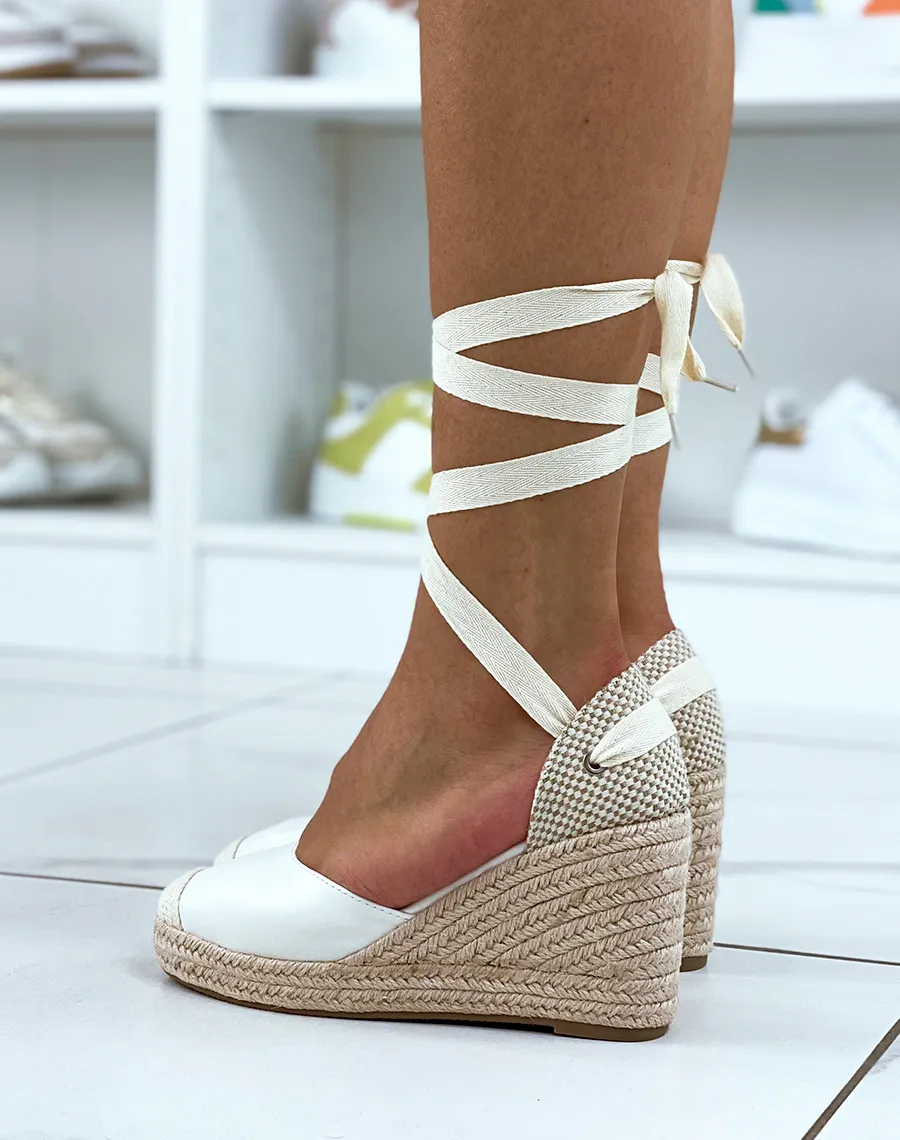 Compensées style espadrilles blanches à lacets