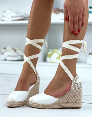 Compensées style espadrilles blanches à lacets