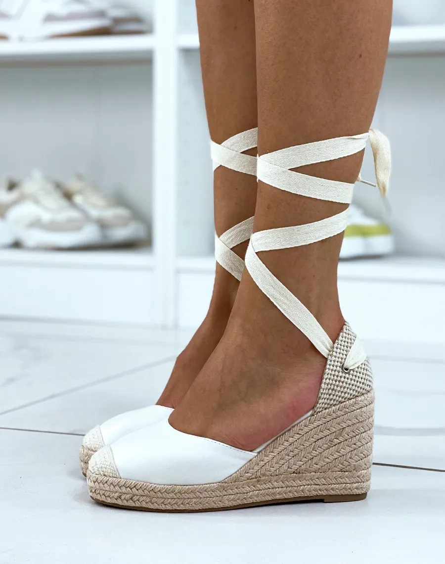 Compensées style espadrilles blanches à lacets