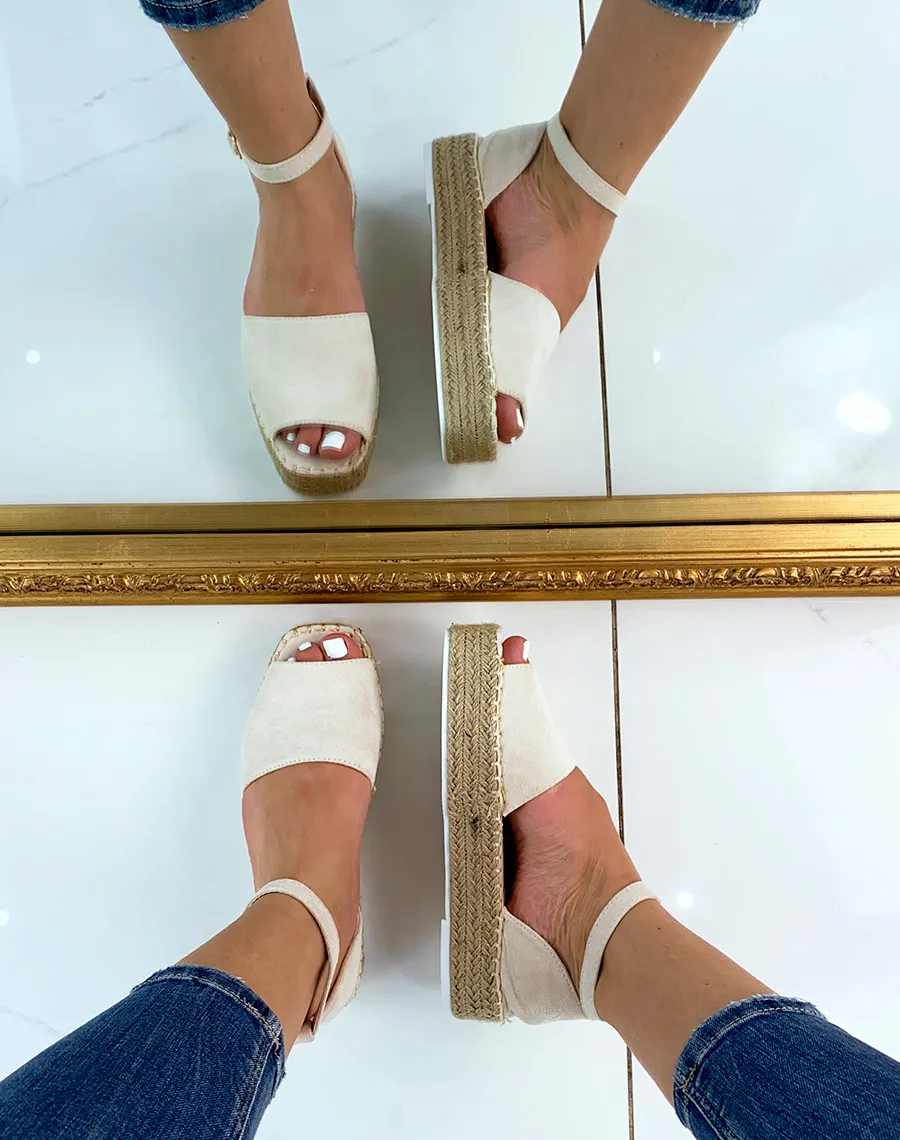 Espadrilles beiges à bout ouvert et talon compensé