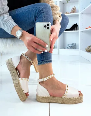 Espadrilles beiges ornées de clous dorés