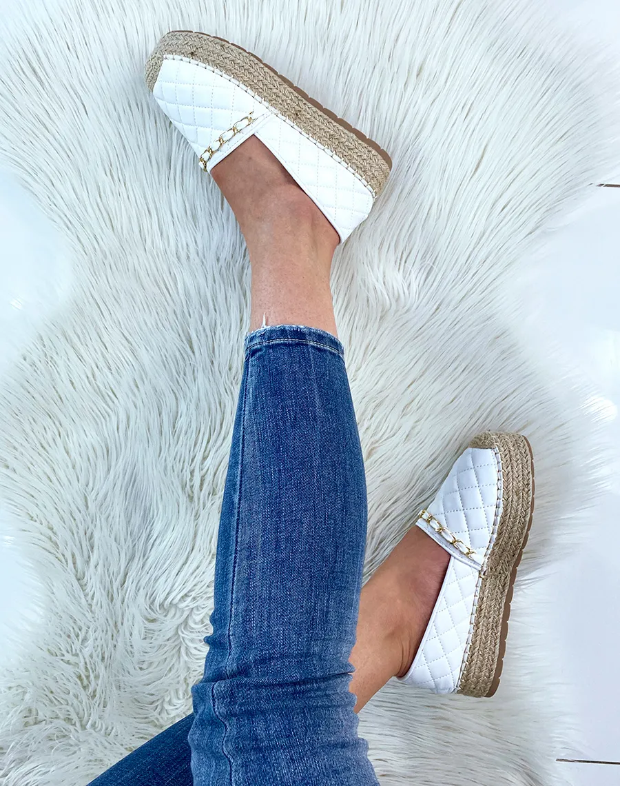 Espadrilles blanches matelassés à fine chaîne dorée