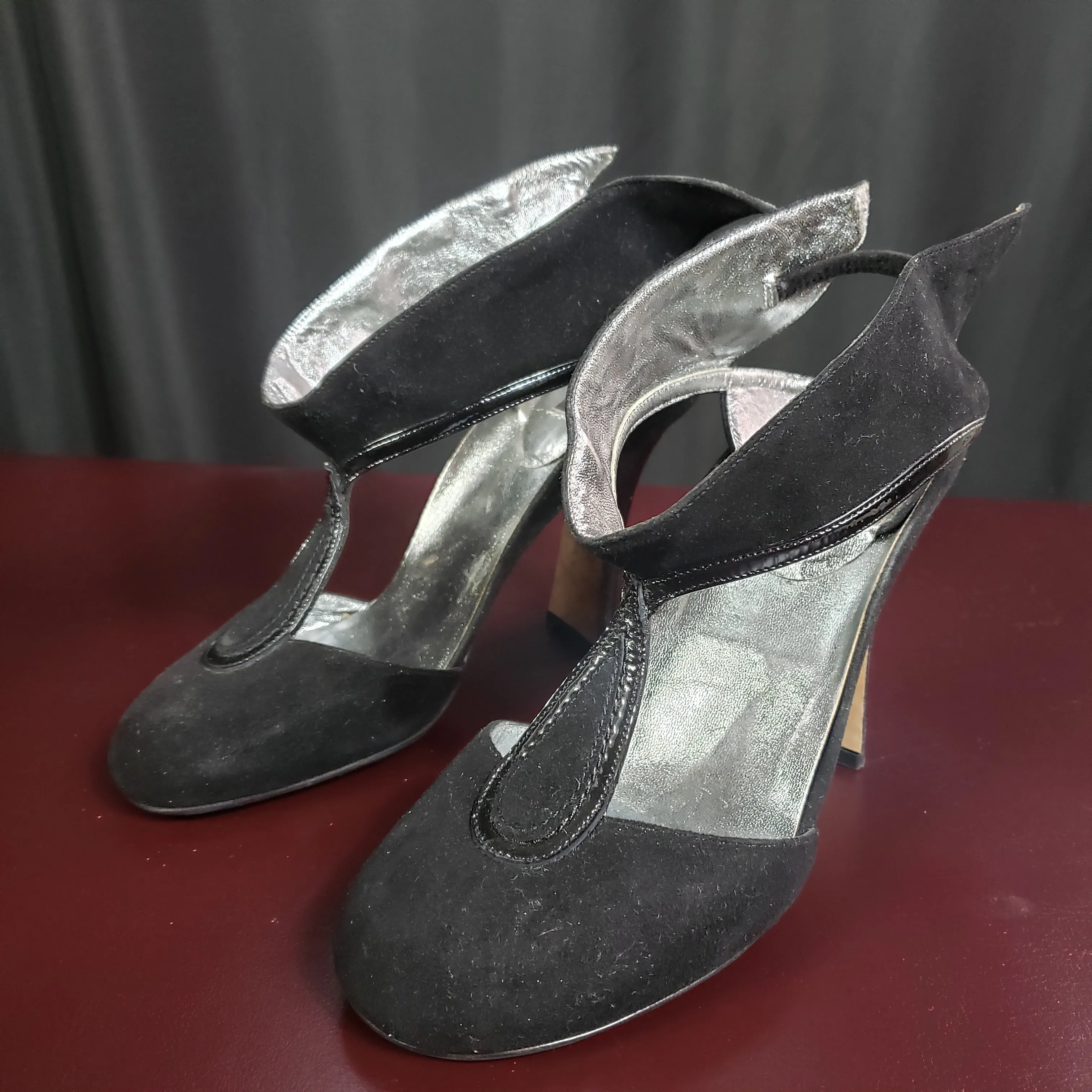 Marc Jacobs Black Suede Y-Strap Pumps size 36.5
