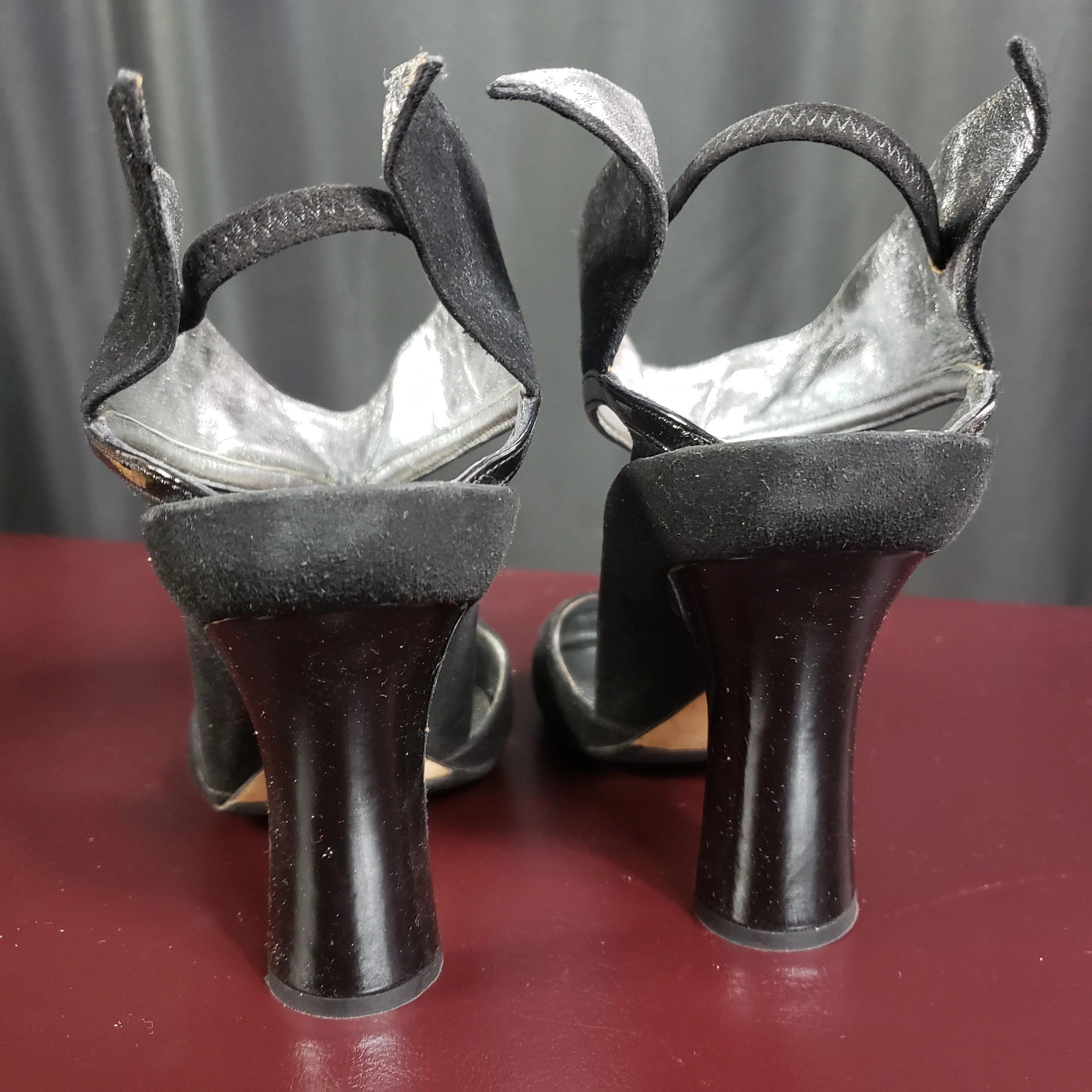Marc Jacobs Black Suede Y-Strap Pumps size 36.5