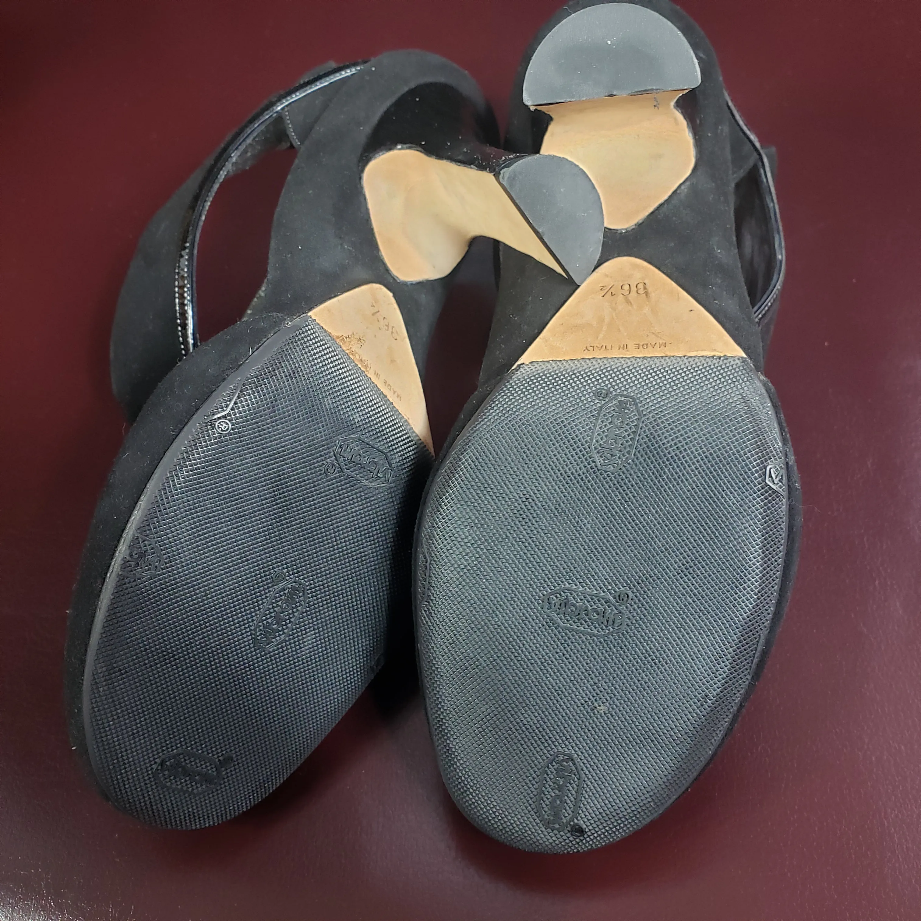 Marc Jacobs Black Suede Y-Strap Pumps size 36.5