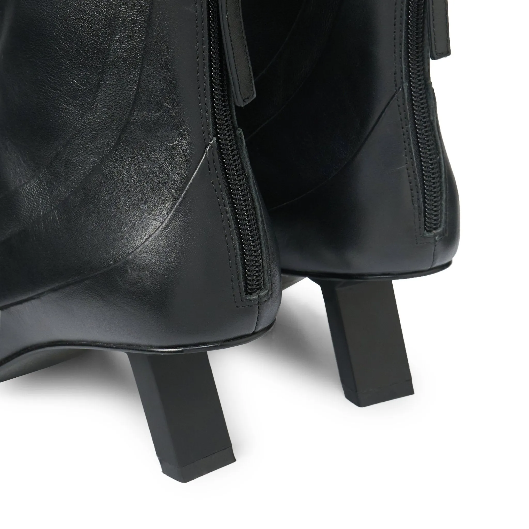 Pointy-Toed Patchwork Low-heeled Ankle Boots In Black