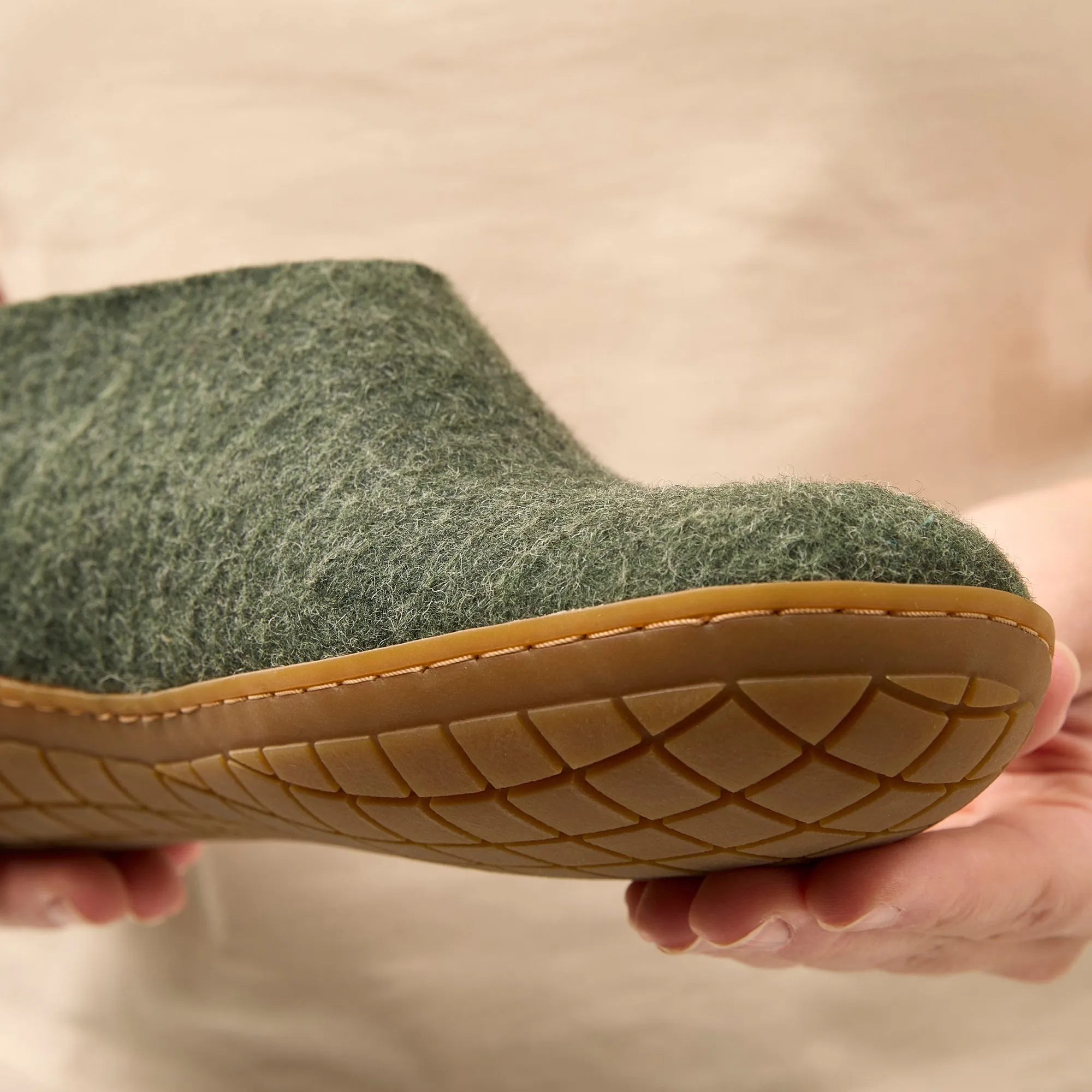 Shoe with natural rubber sole - honey - Forest