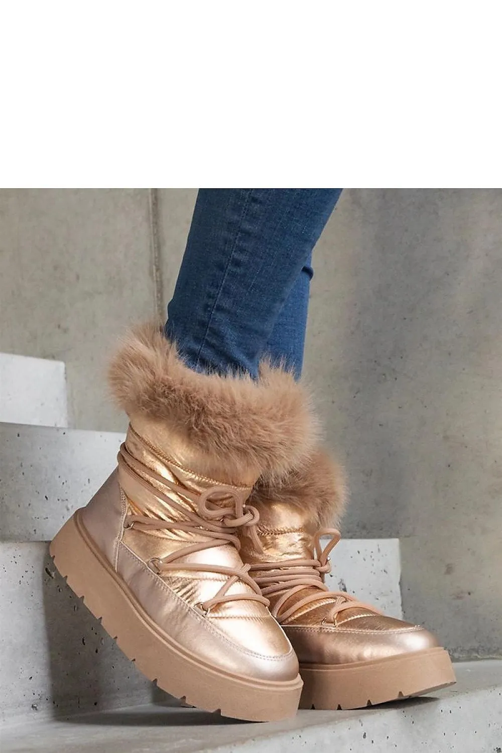 Silver lined snow boots with fur