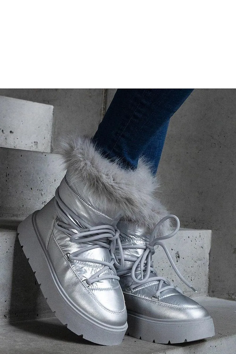 Silver lined snow boots with fur