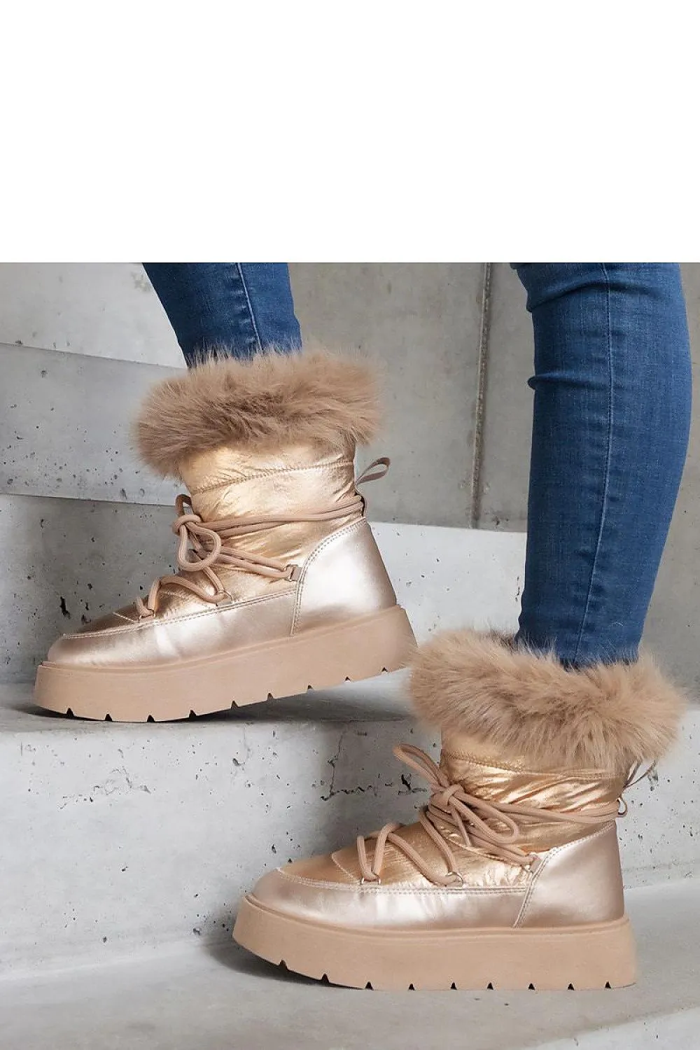 Silver lined snow boots with fur