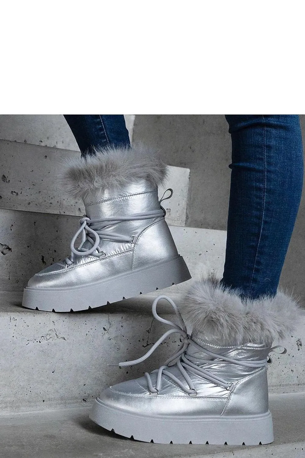 Silver lined snow boots with fur